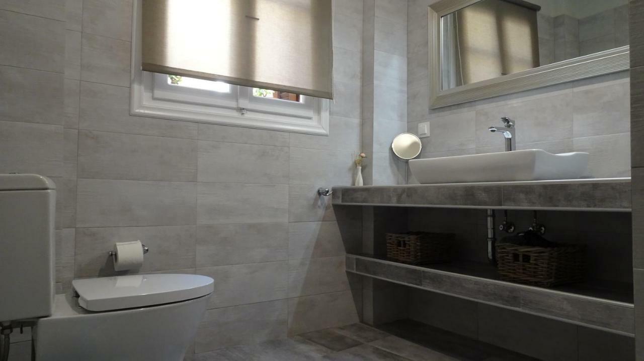 Elegant And Comfortable Apartment In The City Center Ermoupoli Exterior foto